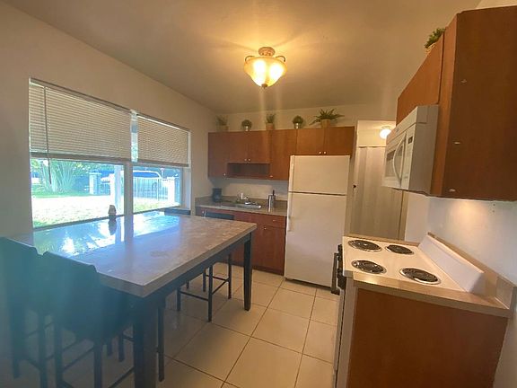 2nd image of 801 SE 18th St #4