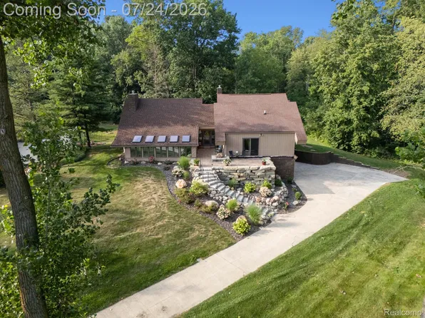 7337 Driftwood Dr, Fenton, MI 48430