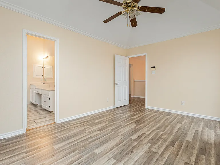 704 White Oak St — Photo 16