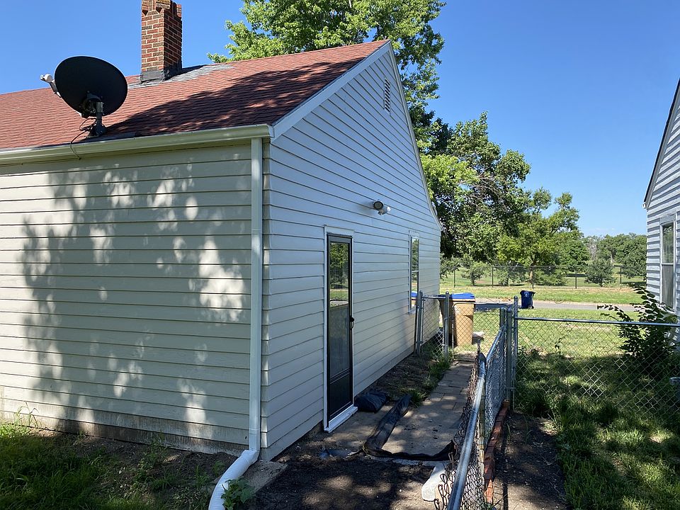 2nd image of 1214 N Crestway St