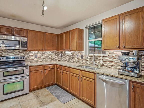 3rd image of 16617 Woodside Dr
