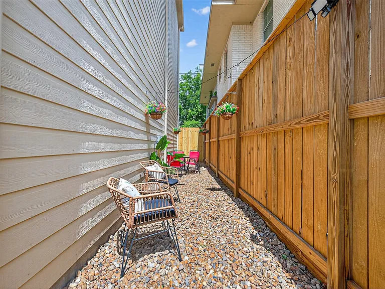 1505 Wentworth St — Photo 49