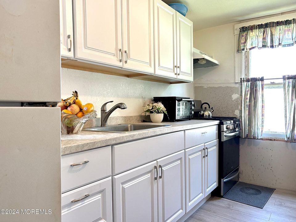 2nd image of 1225 11th Avenue