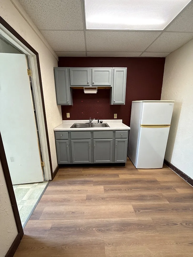 Unit Photo - 544 Broadway St S #11