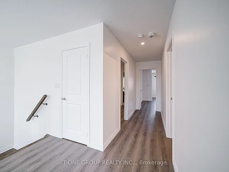 60 Lewis Ave — Photo 28