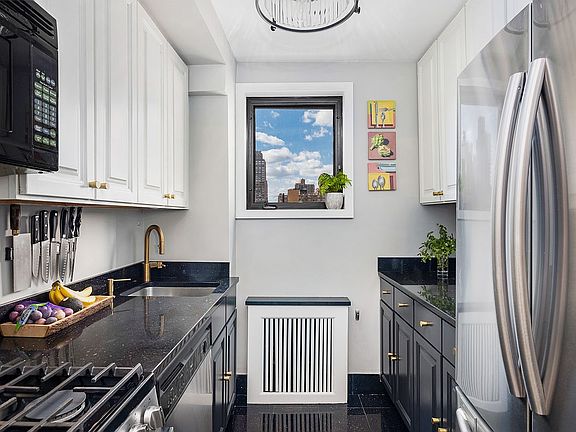 3rd image of 515 E 85th St APT Phd