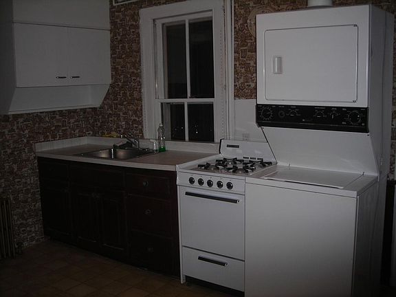 Kitchen (Stackable Washer/Dryer)