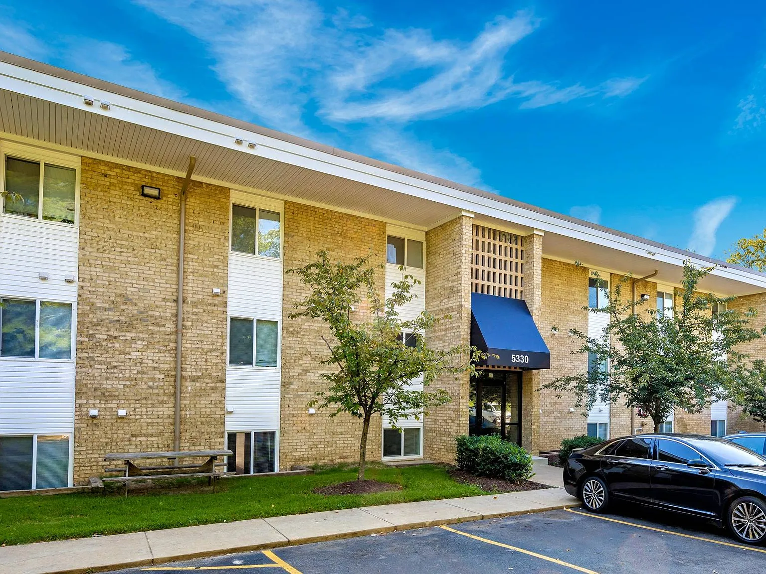 Hilltop Apartments — Photo 4
