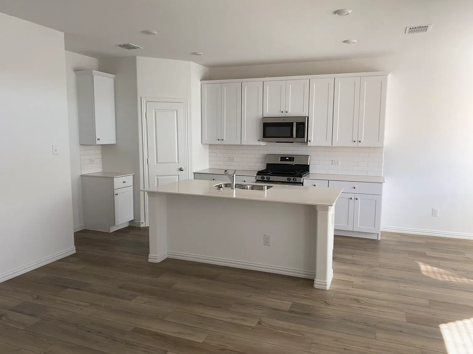 3 bed, 1602 sqft, $1,950 — Photo 4