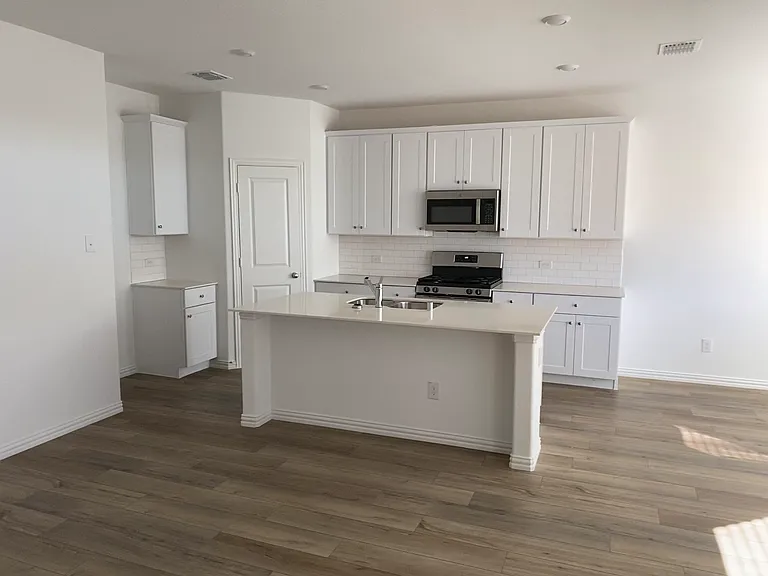 1128 Flameleaf Dr — Photo 4