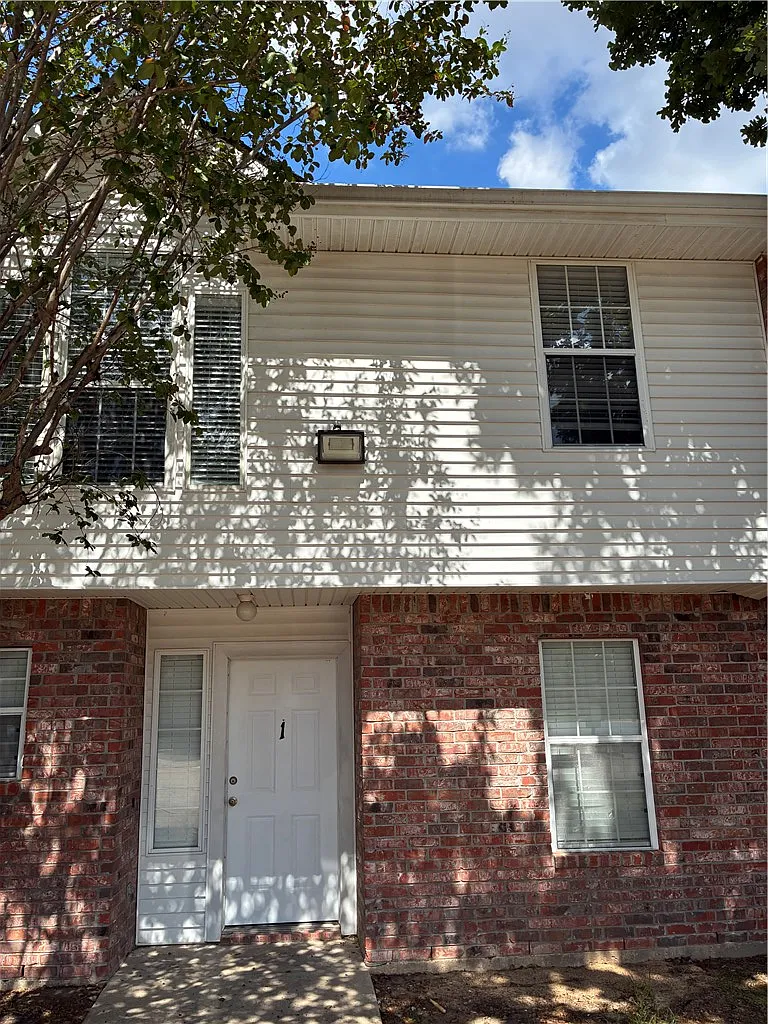 3 bed, 2.5 bath, 6192 sqft, $1,200 — Photo 1