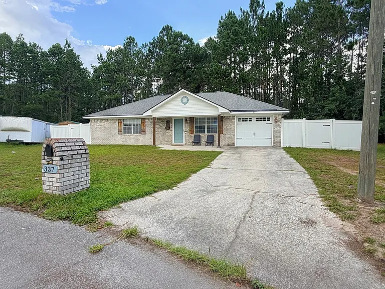 337 NE Sheila Dr — Photo 36