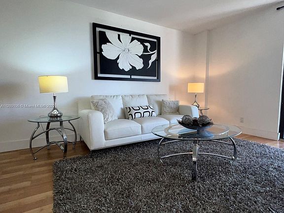 5th image of 2625 Collins Ave APT 418
