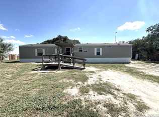 934 CR 7711, Devine, TX 78016