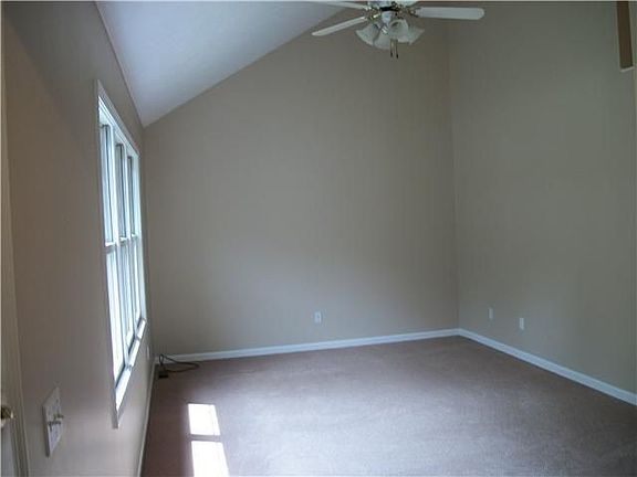 4th image of 498 Countess Dr