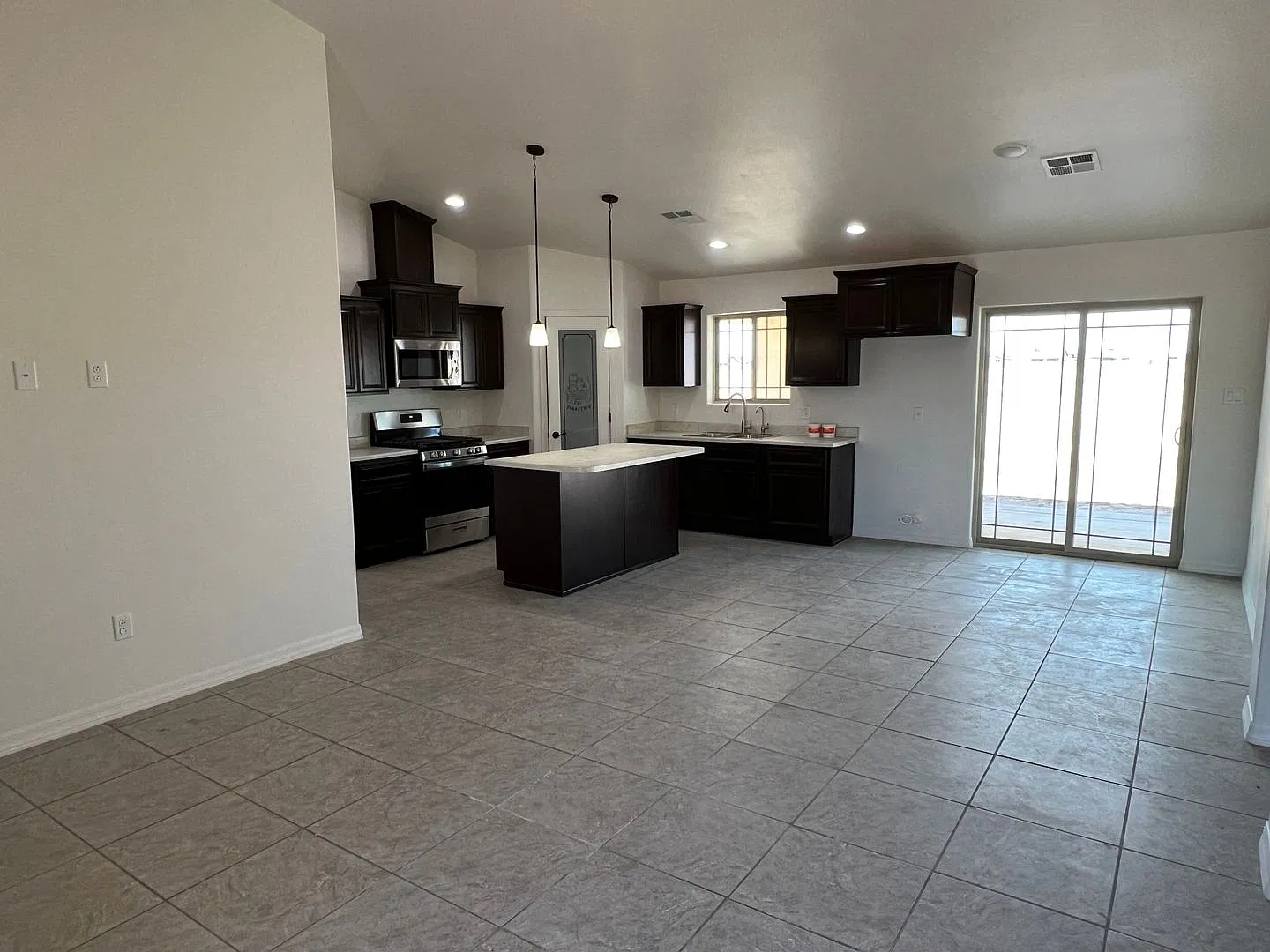 3 Bedroom Split Floor Plan with 2 bathrooms en San Luis AZ. Lista para rentar. — Photo 2