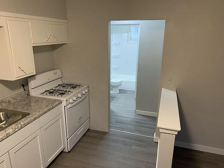 210 Davis St — Photo 8