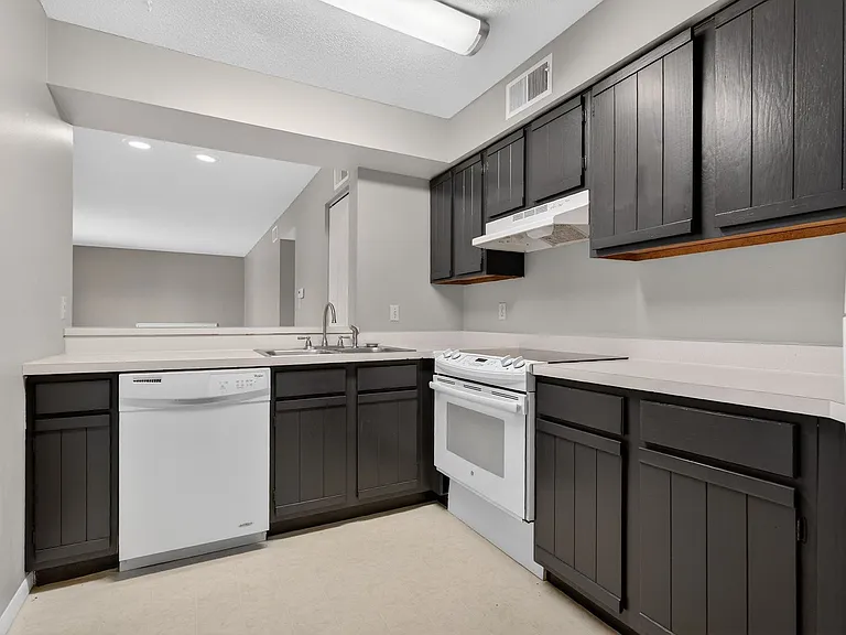 Woodhue Apartments — Photo 45