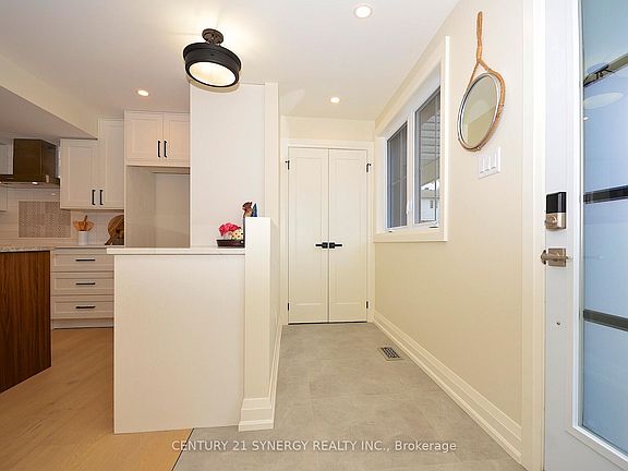 4th image of 660 Hochelaga St #32
