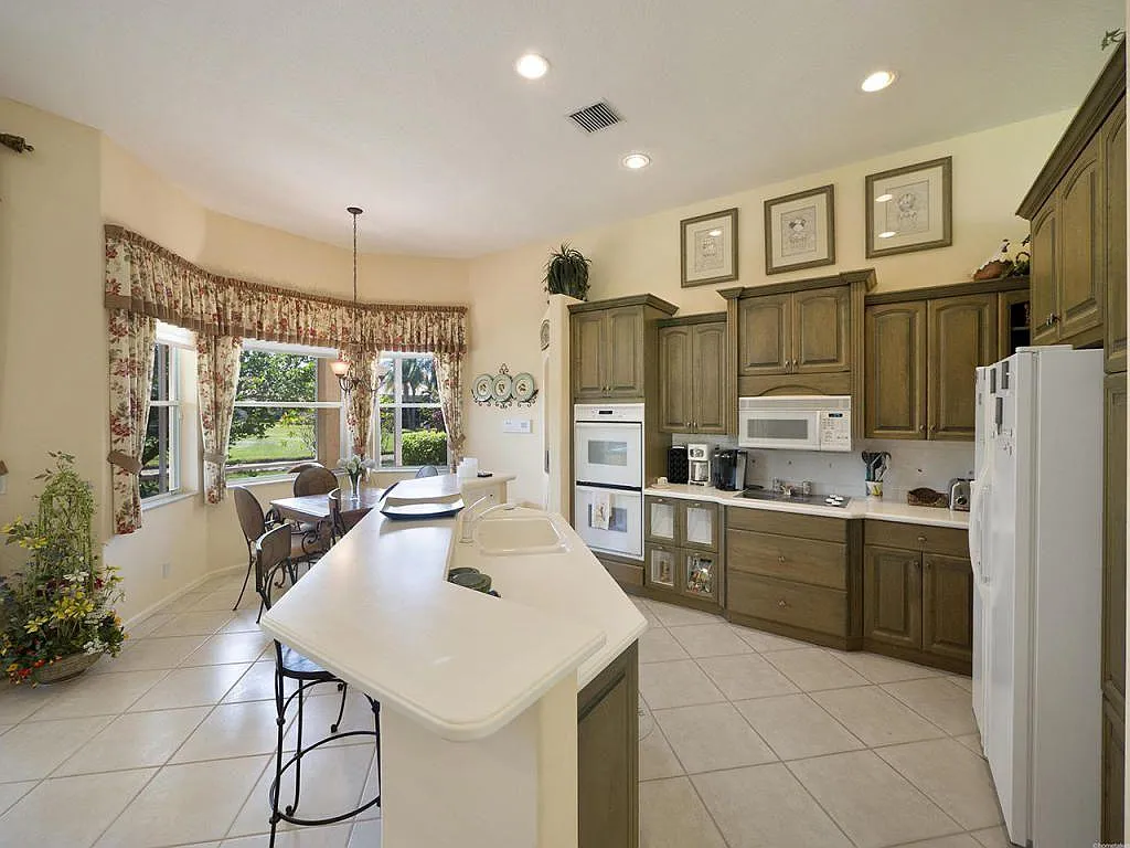 7260 Cataluna Cir — Photo 4