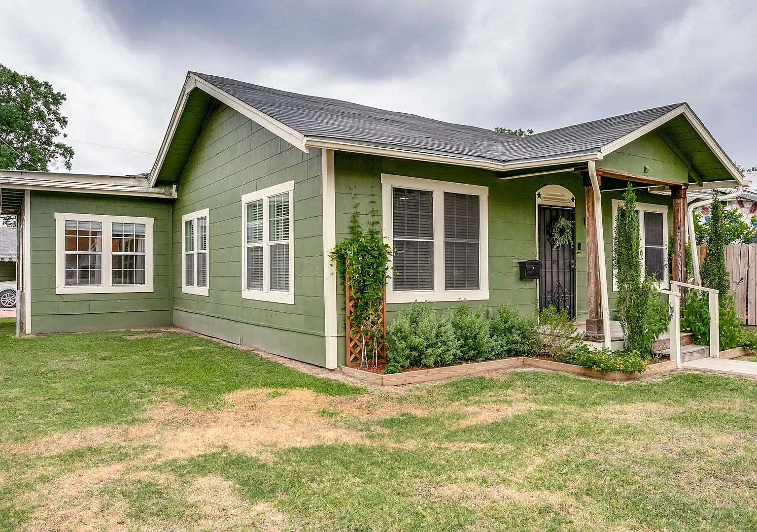 Beautiful 3-Bedroom Home In Los Angeles Heights — Photo 3