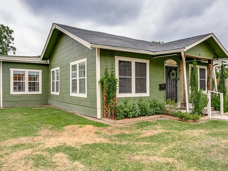 1004 Edison Dr — Photo 4