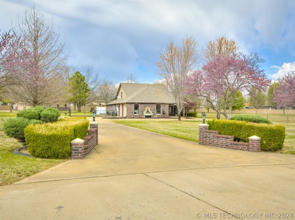 1702 S Broadway St, Skiatook, OK 74070