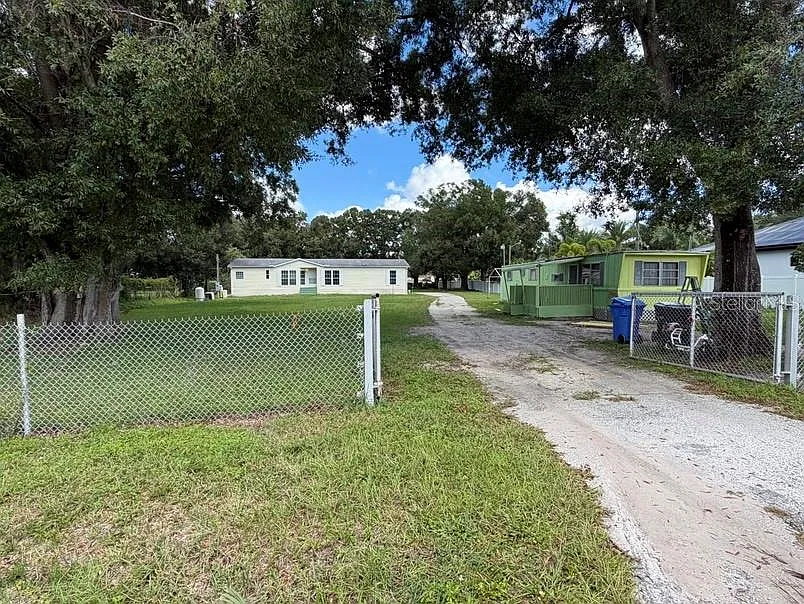 3 bed, 2.0 bath, 2382 sqft, $3,200 — Photo 2