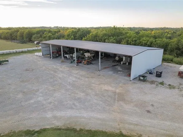 200 S 140th St, Girard, KS 66743