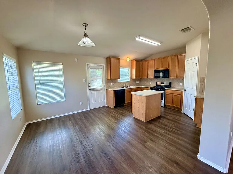 516 W South St — Photo 4
