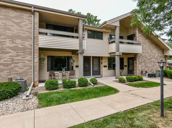 1687 South Carriage LANE, New Berlin, WI 53151