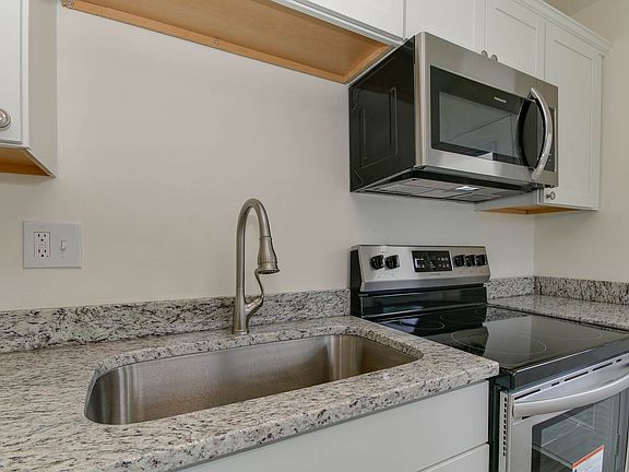 4th image of 1617 Skyline Dr