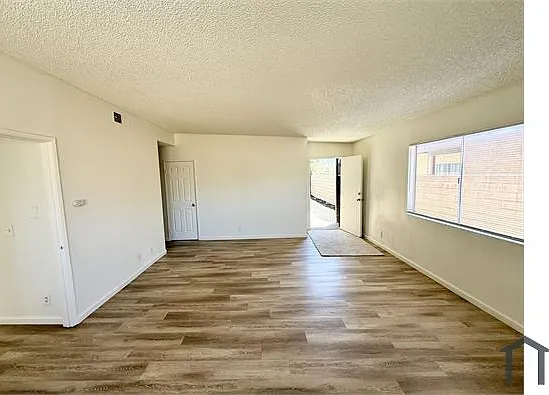 3 bed, 2332 sqft, $2,500 — Photo 3