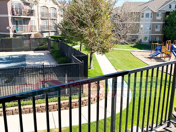 4th image of 150 W Daybreak Ln Unit 10