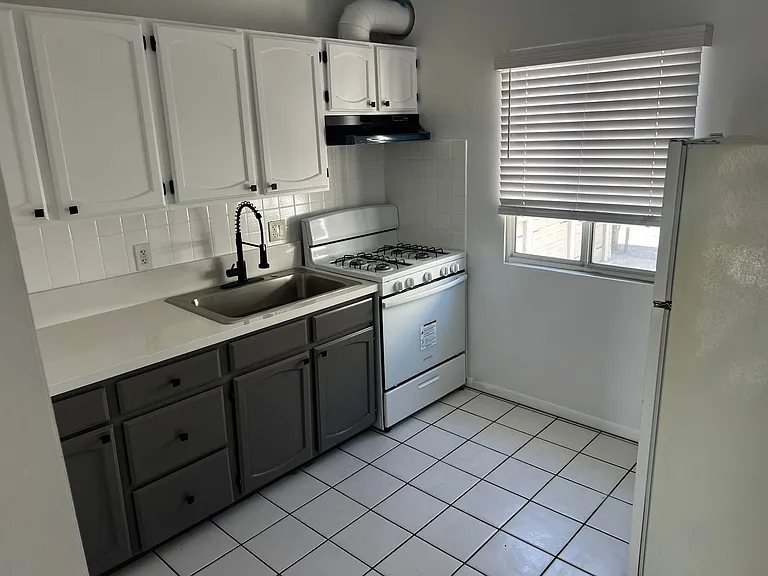 10926 Hortense St — Photo 11
