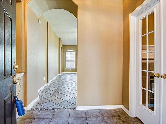 3rd image of 3118 Stratford Bend Dr