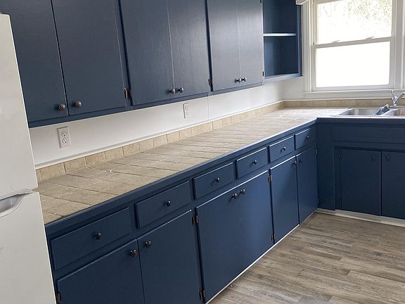Great cabinet space and eat in kitchen
