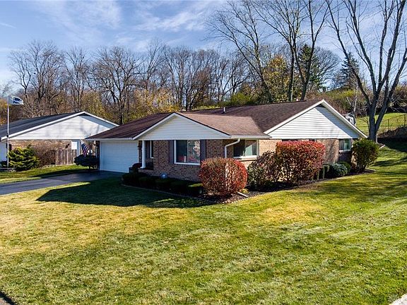 3rd image of 4985 Arrowview Dr