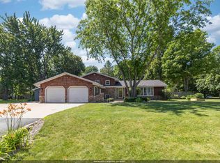 1919 Brookfield Dr, Neenah, WI 54956