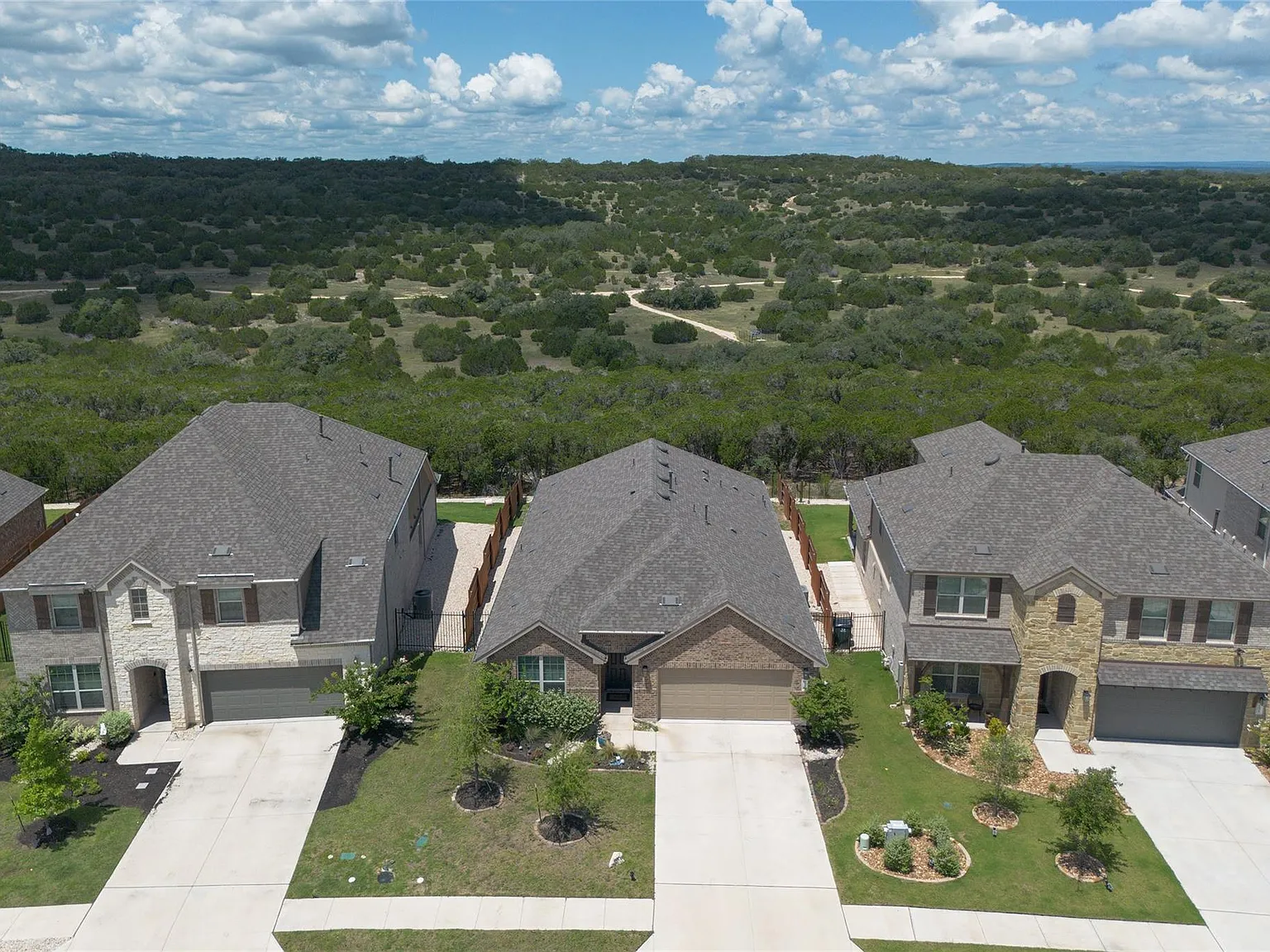 4 bed, 2.0 bath, 2251 sqft, $3,200 — Photo 4