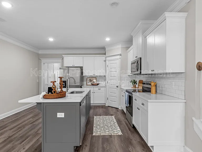 1043 Linsmore Ave — Photo 7
