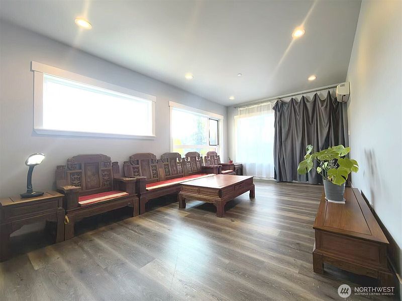 5th image of 3621 Lincoln Avenue NE
