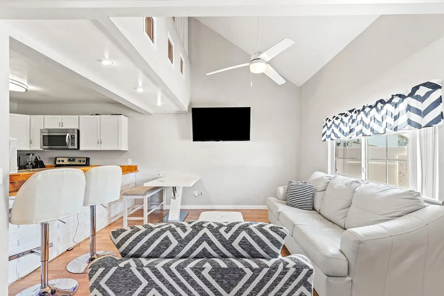 2 bed, 2.0 bath, 914 sqft, $1,408 — Photo 1