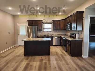 210 Stacy Dr — Photo 2