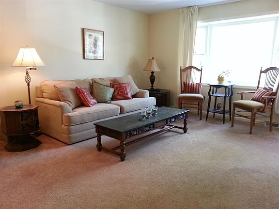 3rd image of 162 Williamsburg Ct