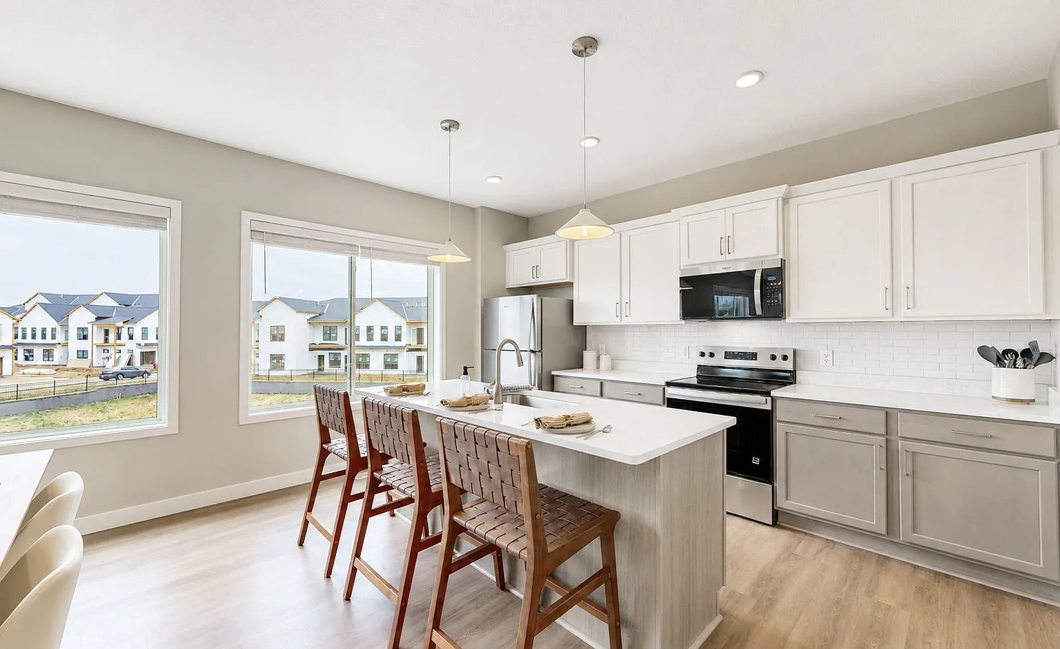 4 bed, 3.5 bath, 2425 sqft, $4,500 — Photo 2