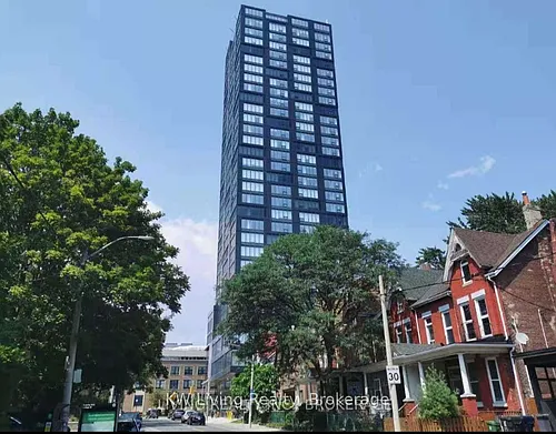 203 College St Photo 1
