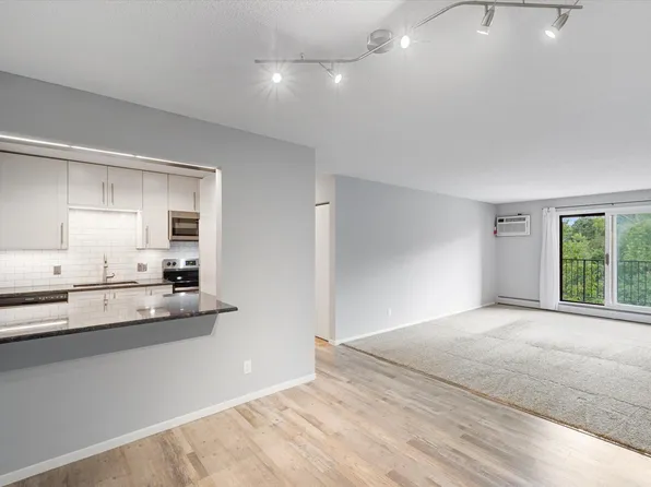 35 Nathan Ln N APT 224, Plymouth, MN 55441