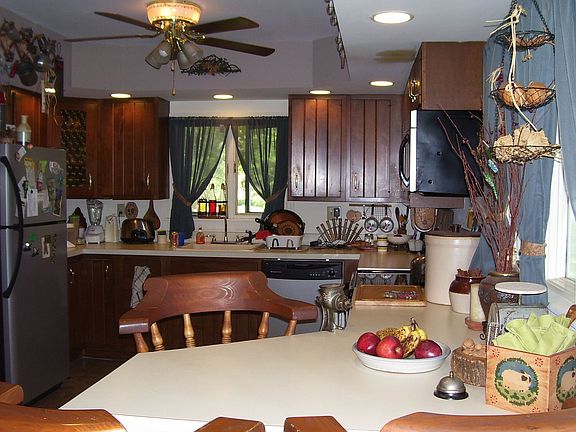 Kitchen W/breakfast bar