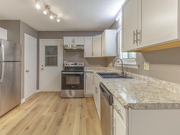 3rd image of 918 Sylvan Ave